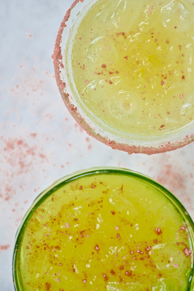 {Fun, Yum & Frills} Mango Margarita - a simple, easy and LOW CAL version of your perfect margarita! The perfect summer drink or Cinco de Mayo celebration cocktail!